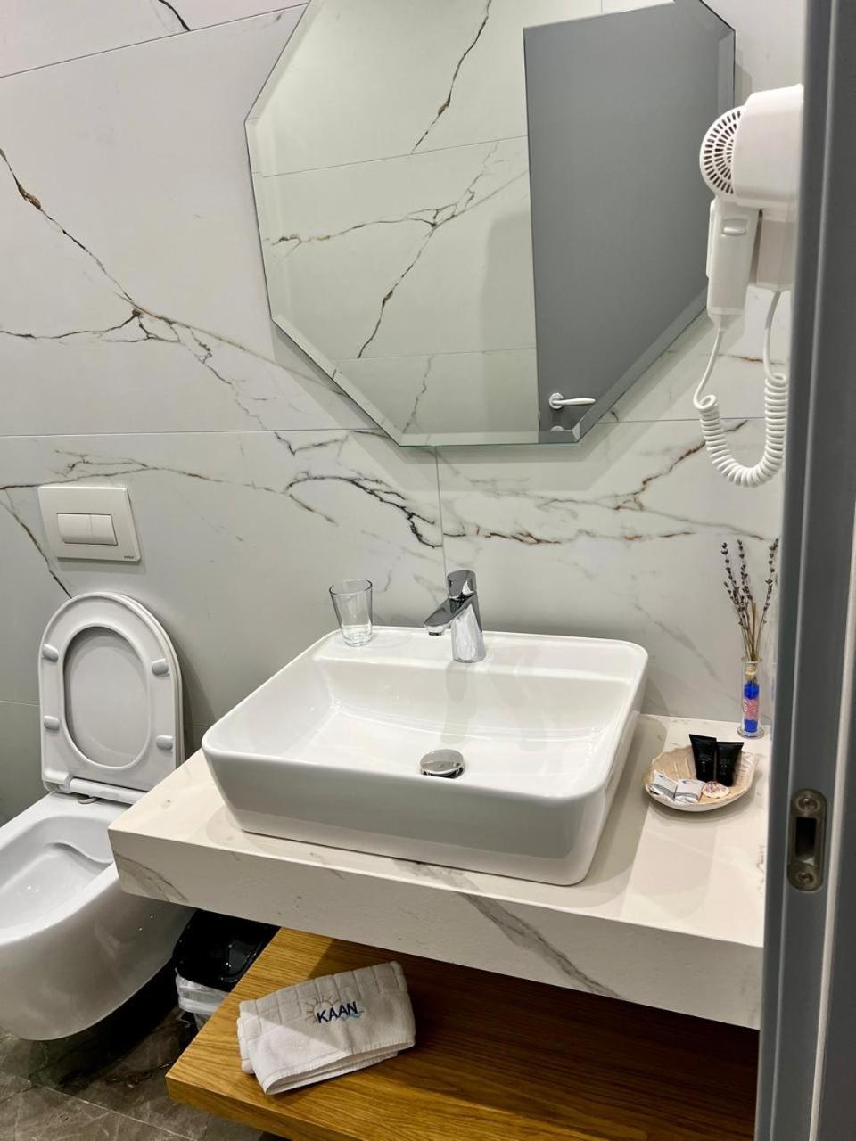 Kaan Hotel Radhimë Exteriör bild